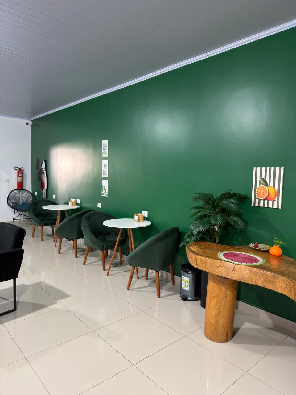 Mesas na área do café