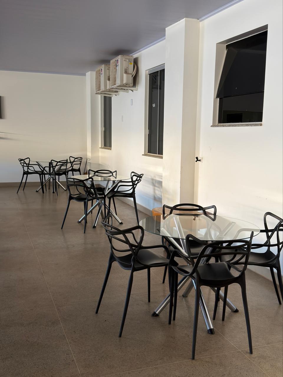 Mesas e cadeiras na área do café