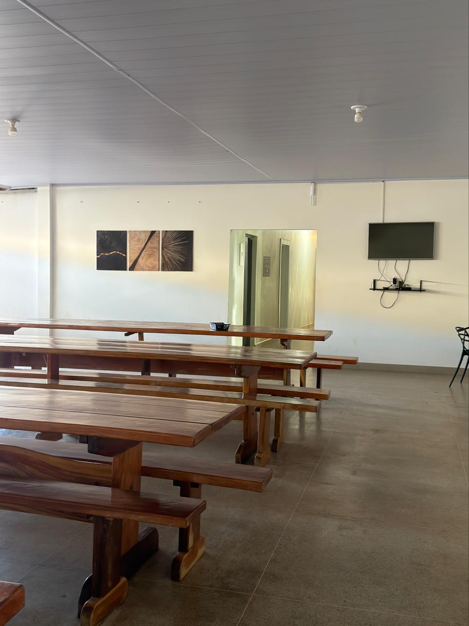 Mesas comunitárias na área do café